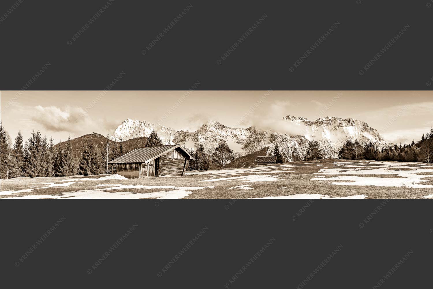 Letzte Schneereste auf den Wiesen und das Karwendelgebirge im Hintergrund - Viel ist nicht mehr übrig 4:1 sepia -- Heustadel und Karwendel - mehr Infos bei www.Kriner-Weiermann.de