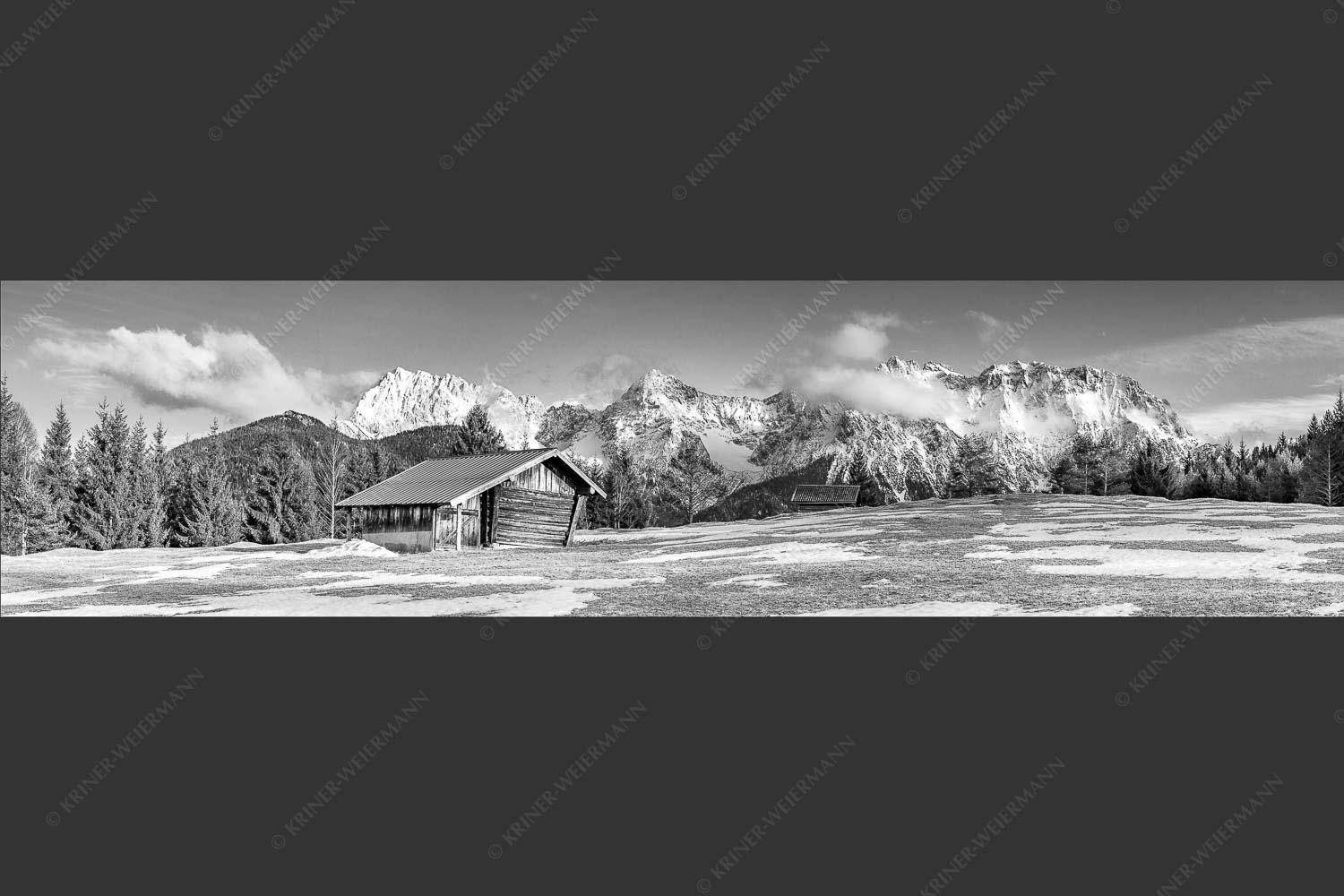 Letzte Schneereste auf den Wiesen und das Karwendelgebirge im Hintergrund - Viel ist nicht mehr übrig 4:1 sw -- Heustadel und Karwendel - mehr Infos bei www.Kriner-Weiermann.de