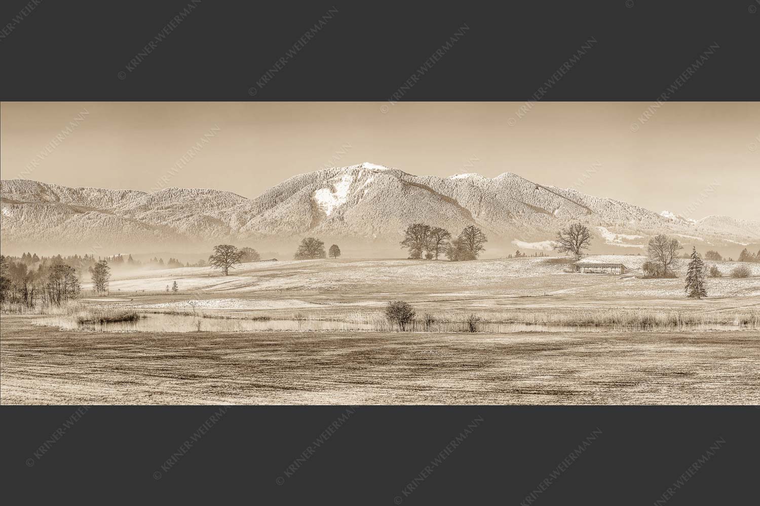 Blick über die Ach bei Uffing zum Hörnle in den Ammergauer Alpen - Voralpenland 2,5:1 sepia -- Uffinger Ach mit Hörnle - mehr Infos bei www.Kriner-Weiermann.de