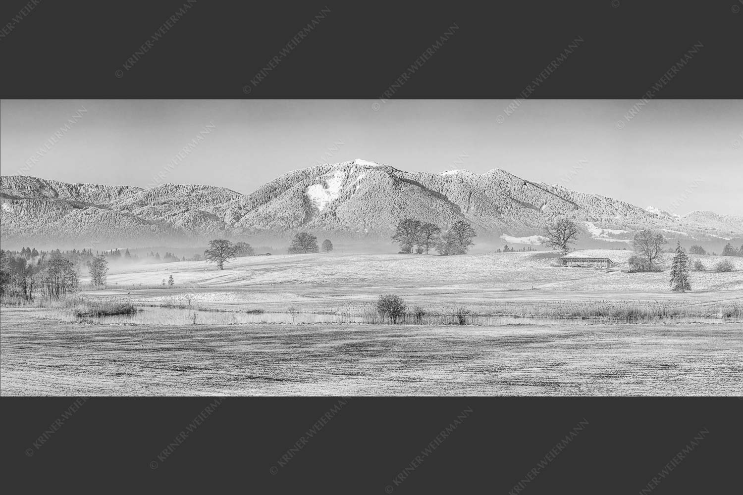Blick über die Ach bei Uffing zum Hörnle in den Ammergauer Alpen - Voralpenland 2,5:1 sw -- Uffinger Ach mit Hörnle - mehr Infos bei www.Kriner-Weiermann.de