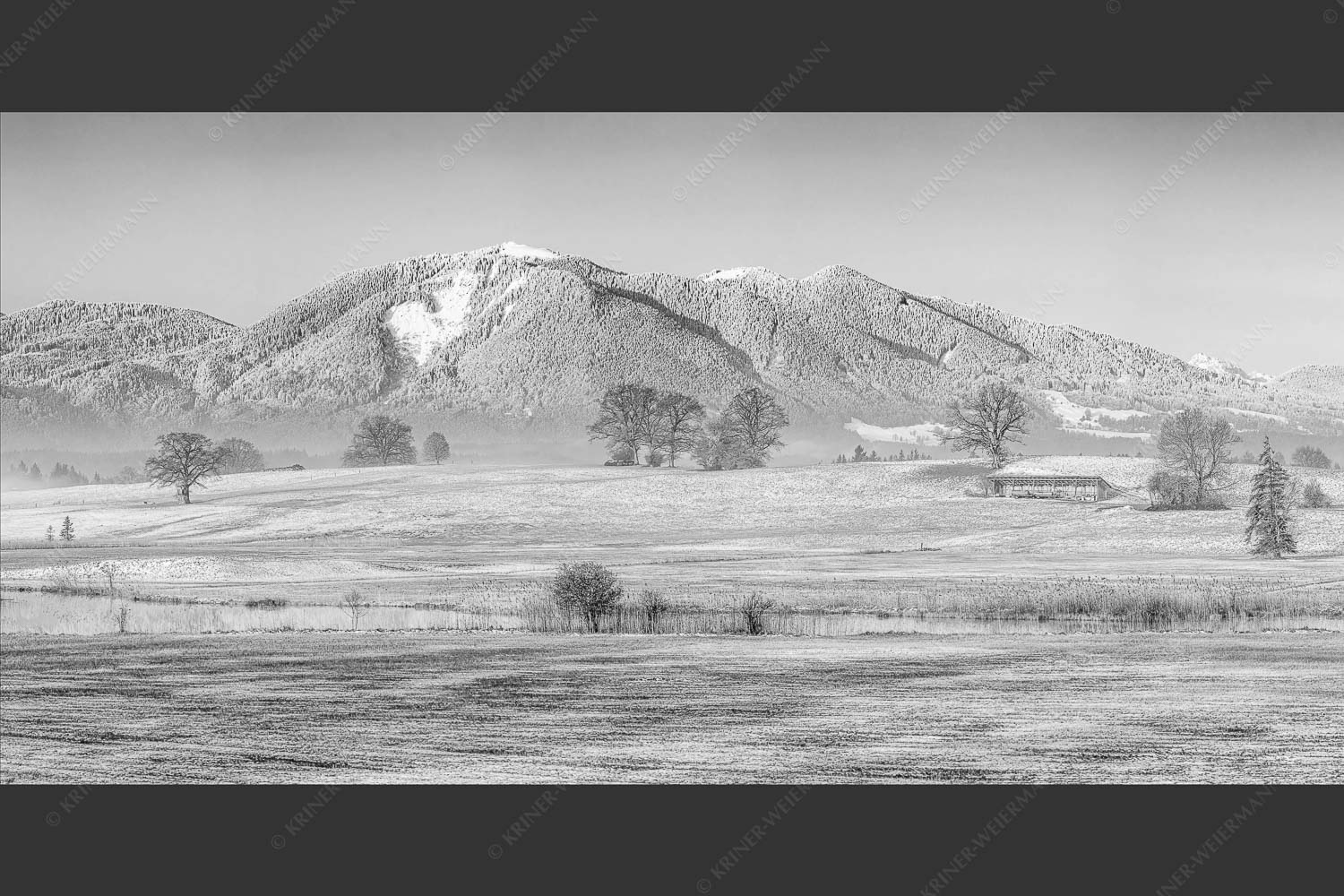 Blick über die Ach bei Uffing zum Hörnle in den Ammergauer Alpen - Voralpenland 2:1 sw -- Uffinger Ach mit Hörnle - mehr Infos bei www.Kriner-Weiermann.de