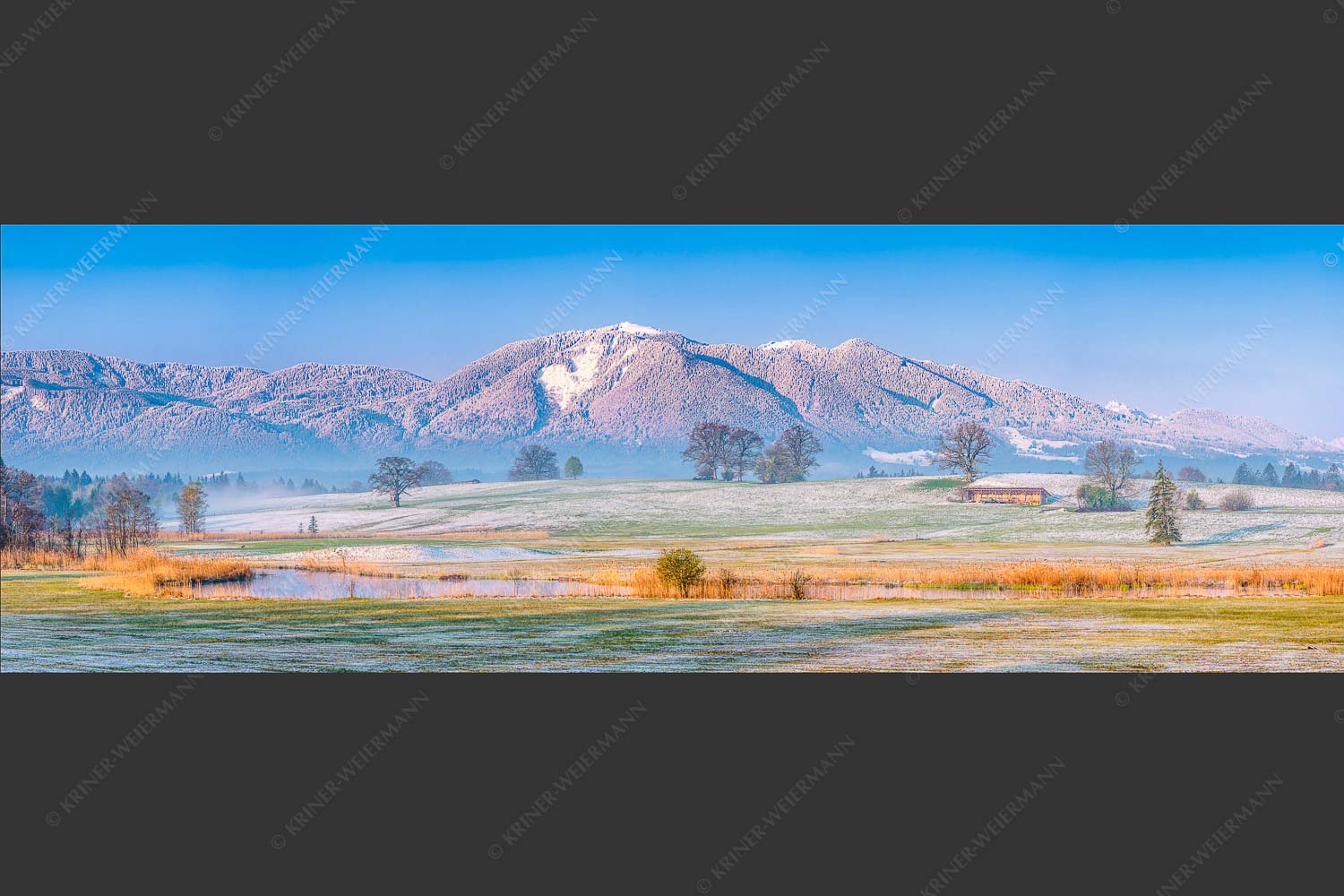 Blick über die Ach bei Uffing zum Hörnle in den Ammergauer Alpen - Voralpenland 3:1  -- Uffinger Ach mit Hörnle - mehr Infos bei www.Kriner-Weiermann.de