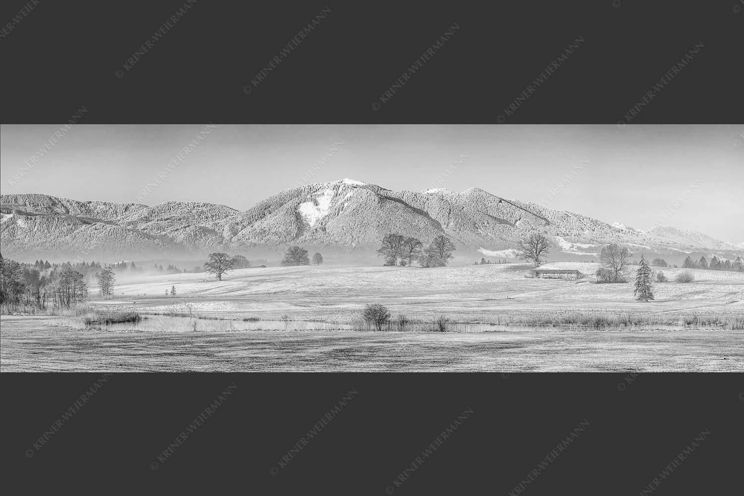 Blick über die Ach bei Uffing zum Hörnle in den Ammergauer Alpen - Voralpenland 3:1 sw -- Uffinger Ach mit Hörnle - mehr Infos bei www.Kriner-Weiermann.de