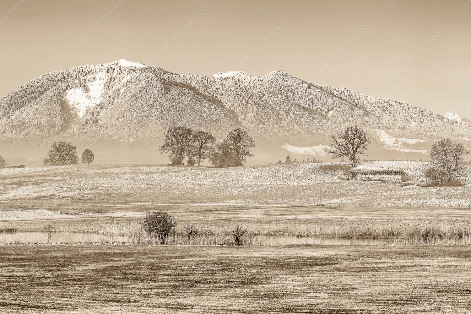 Blick über die Ach bei Uffing zum Hörnle in den Ammergauer Alpen - Voralpenland 3:2 sepia -- Uffinger Ach mit Hörnle - mehr Infos bei www.Kriner-Weiermann.de