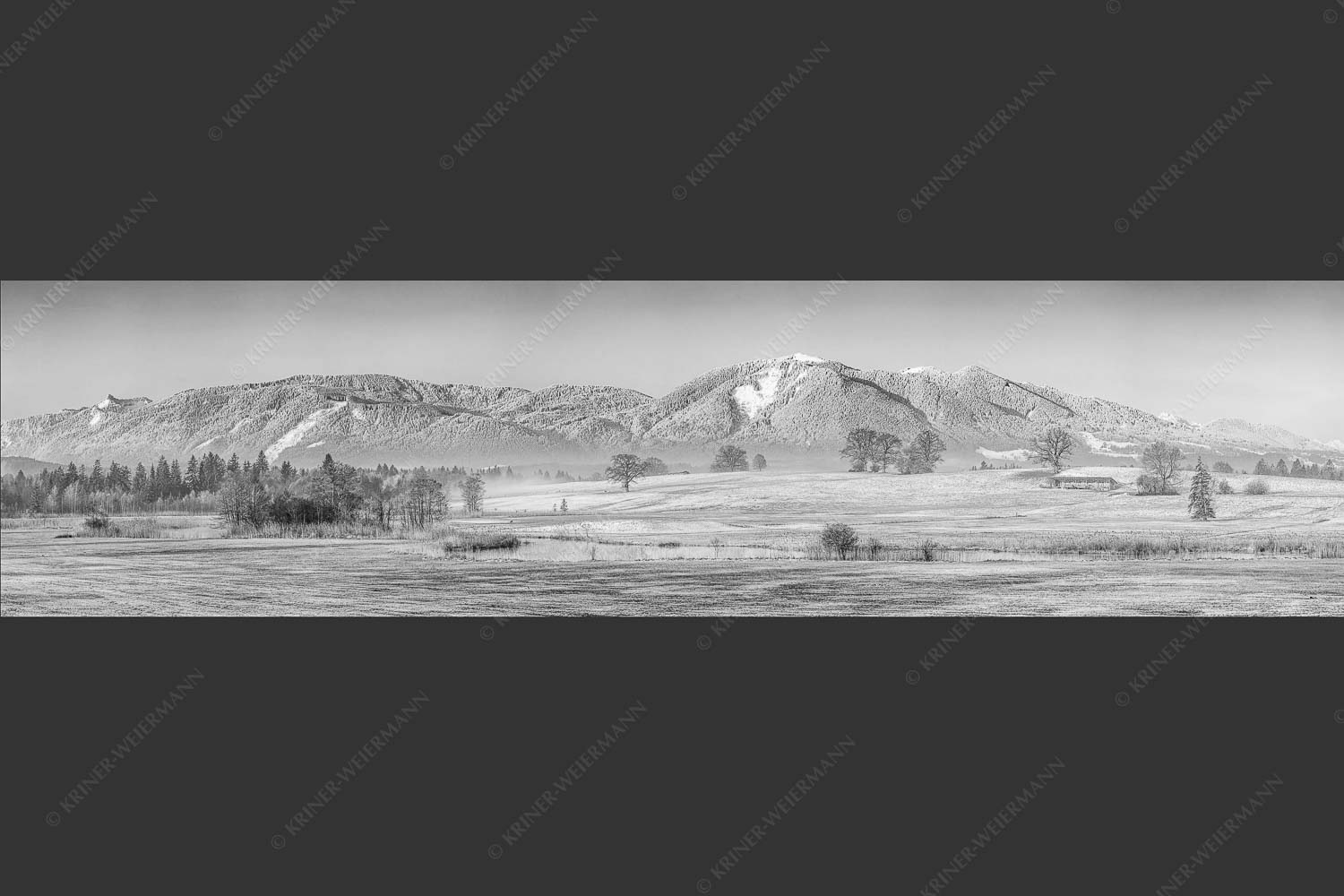 Blick über die Ach bei Uffing zum Hörnle in den Ammergauer Alpen - Voralpenland 4:1 sw -- Uffinger Ach mit Hörnle - mehr Infos bei www.Kriner-Weiermann.de