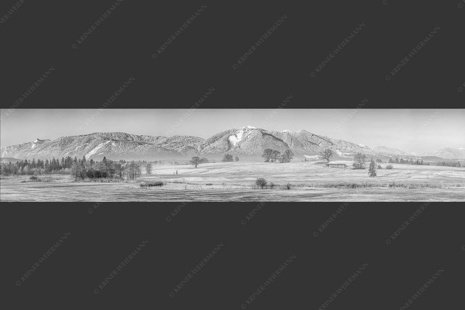 Blick über die Ach bei Uffing zum Hörnle in den Ammergauer Alpen - Voralpenland 5:1 sw -- Uffinger Ach mit Hörnle - mehr Infos bei www.Kriner-Weiermann.de