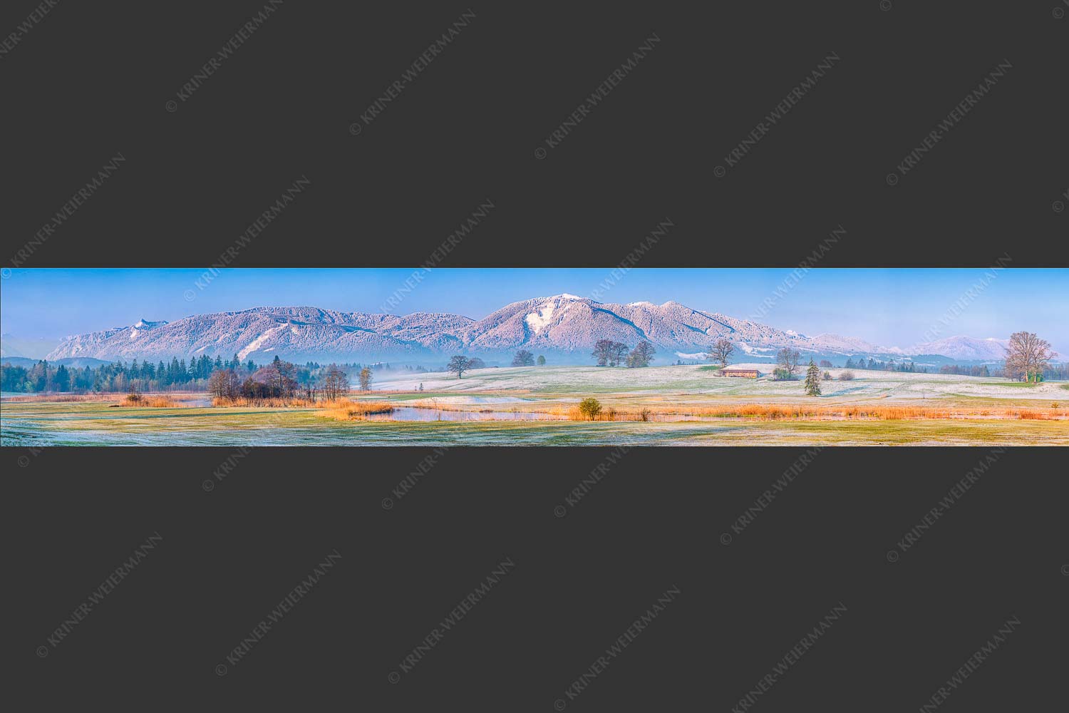 Blick über die Ach bei Uffing zum Hörnle in den Ammergauer Alpen - Voralpenland 6:1  -- Uffinger Ach mit Hörnle - mehr Infos bei www.Kriner-Weiermann.de