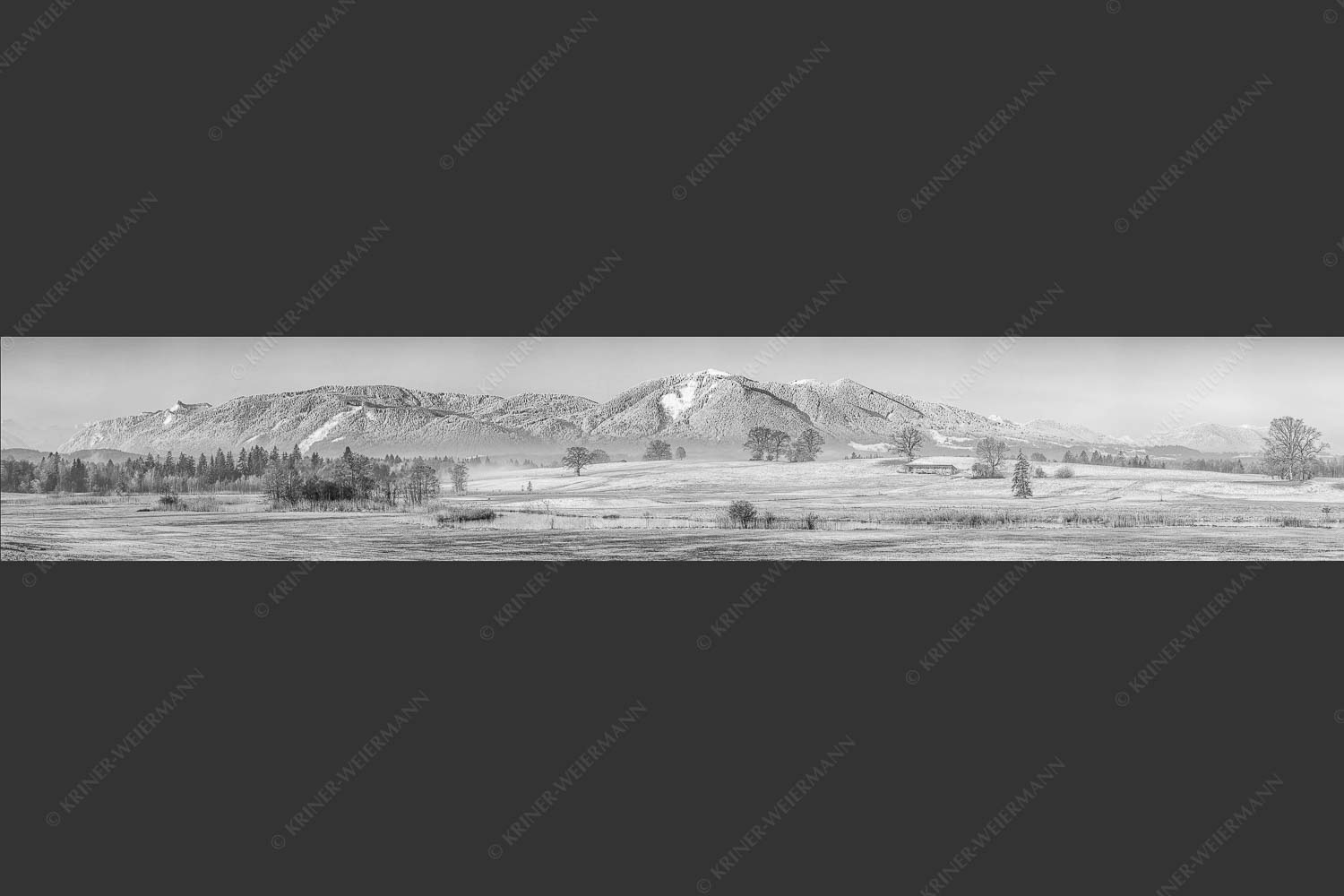 Blick über die Ach bei Uffing zum Hörnle in den Ammergauer Alpen - Voralpenland 6:1 sw -- Uffinger Ach mit Hörnle - mehr Infos bei www.Kriner-Weiermann.de