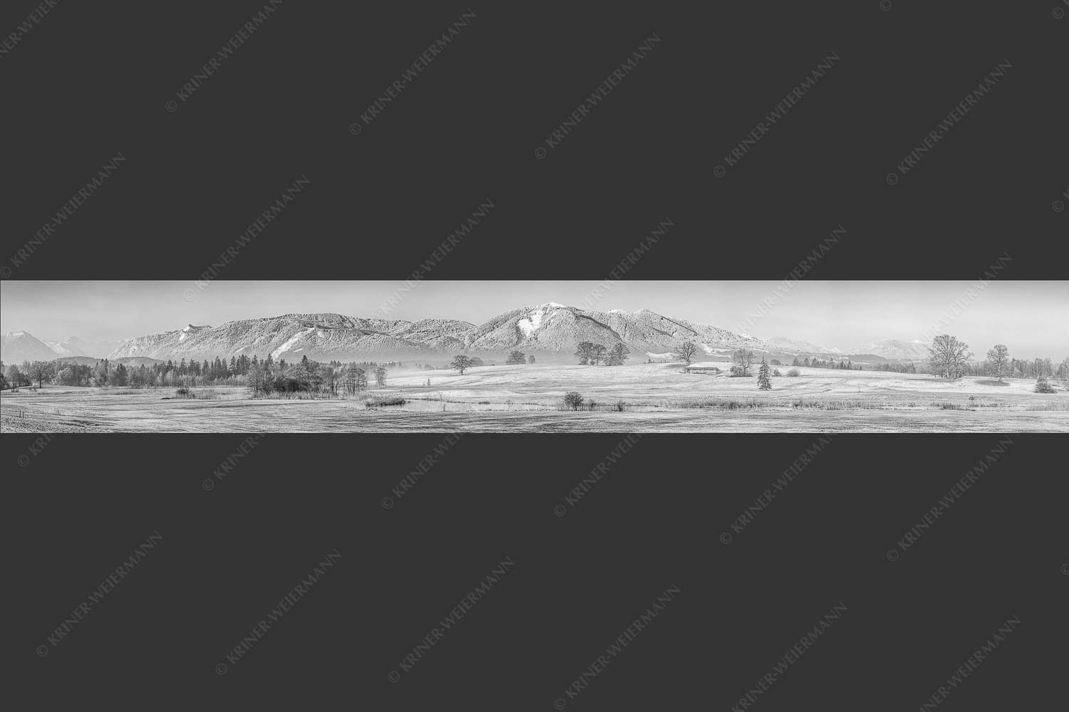 Blick über die Ach bei Uffing zum Hörnle in den Ammergauer Alpen - Voralpenland 7:1 sw -- Uffinger Ach mit Hörnle - mehr Infos bei www.Kriner-Weiermann.de