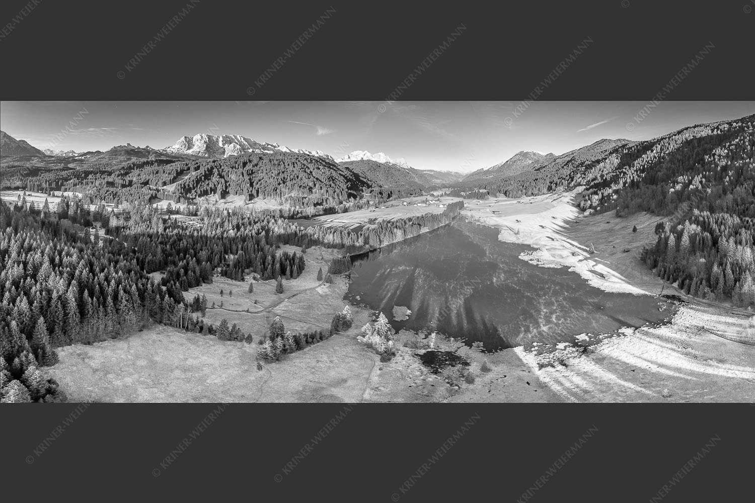Blick übern Geroldsee zum Wank und Wettersteingebirge - Wagenbrüch 2,5:1 sw -- Geroldsee - mehr Infos bei www.Kriner-Weiermann.de