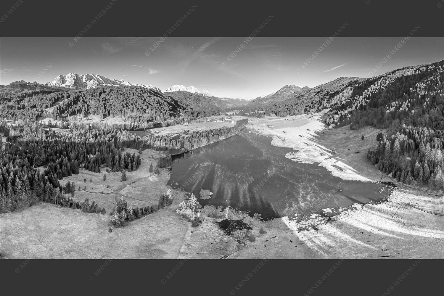 Blick übern Geroldsee zum Wank und Wettersteingebirge - Wagenbrüch 2:1 sw -- Geroldsee - mehr Infos bei www.Kriner-Weiermann.de