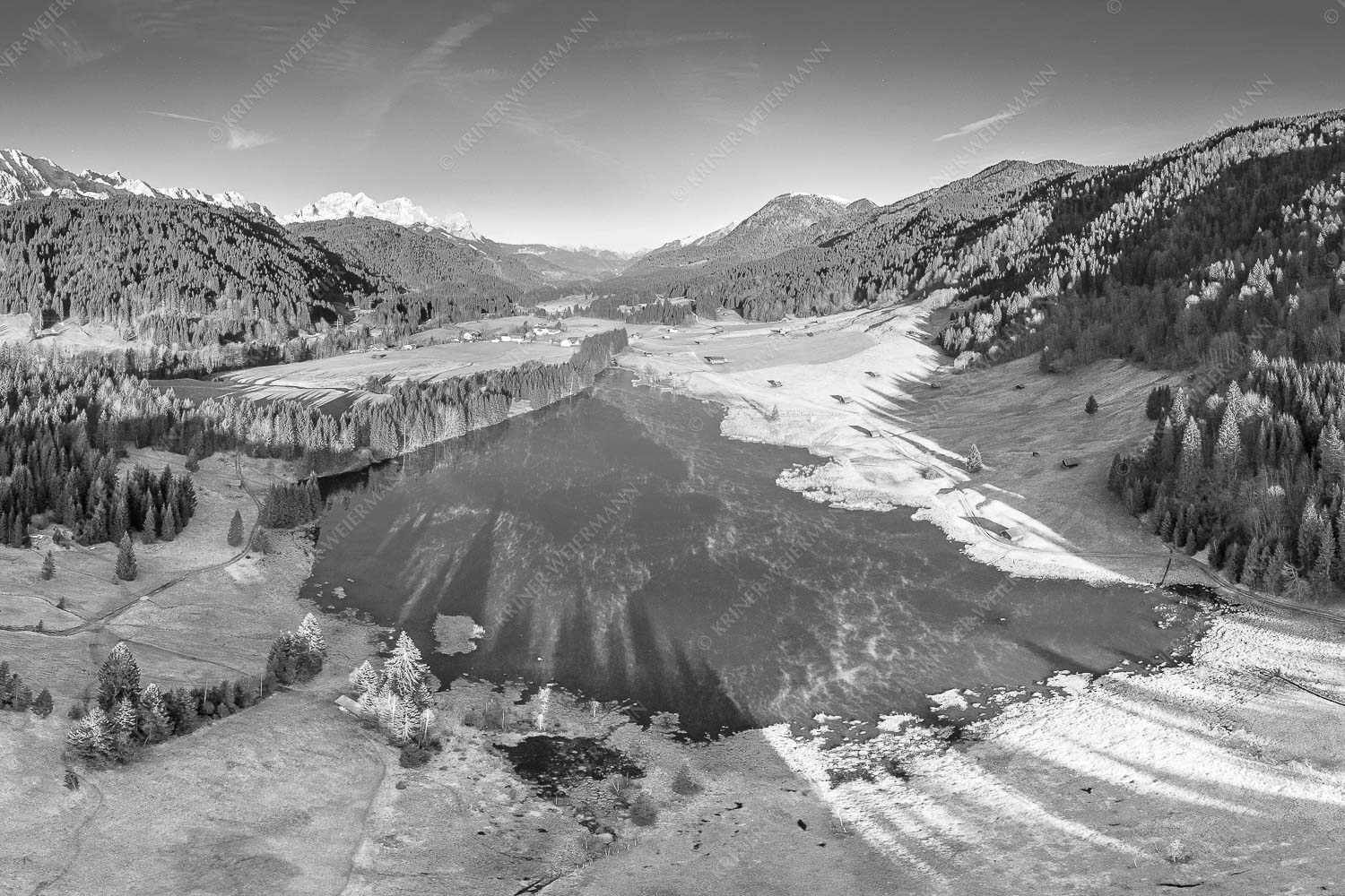 Blick übern Geroldsee zum Wank und Wettersteingebirge - Wagenbrüch 3:2 sw -- Geroldsee - mehr Infos bei www.Kriner-Weiermann.de