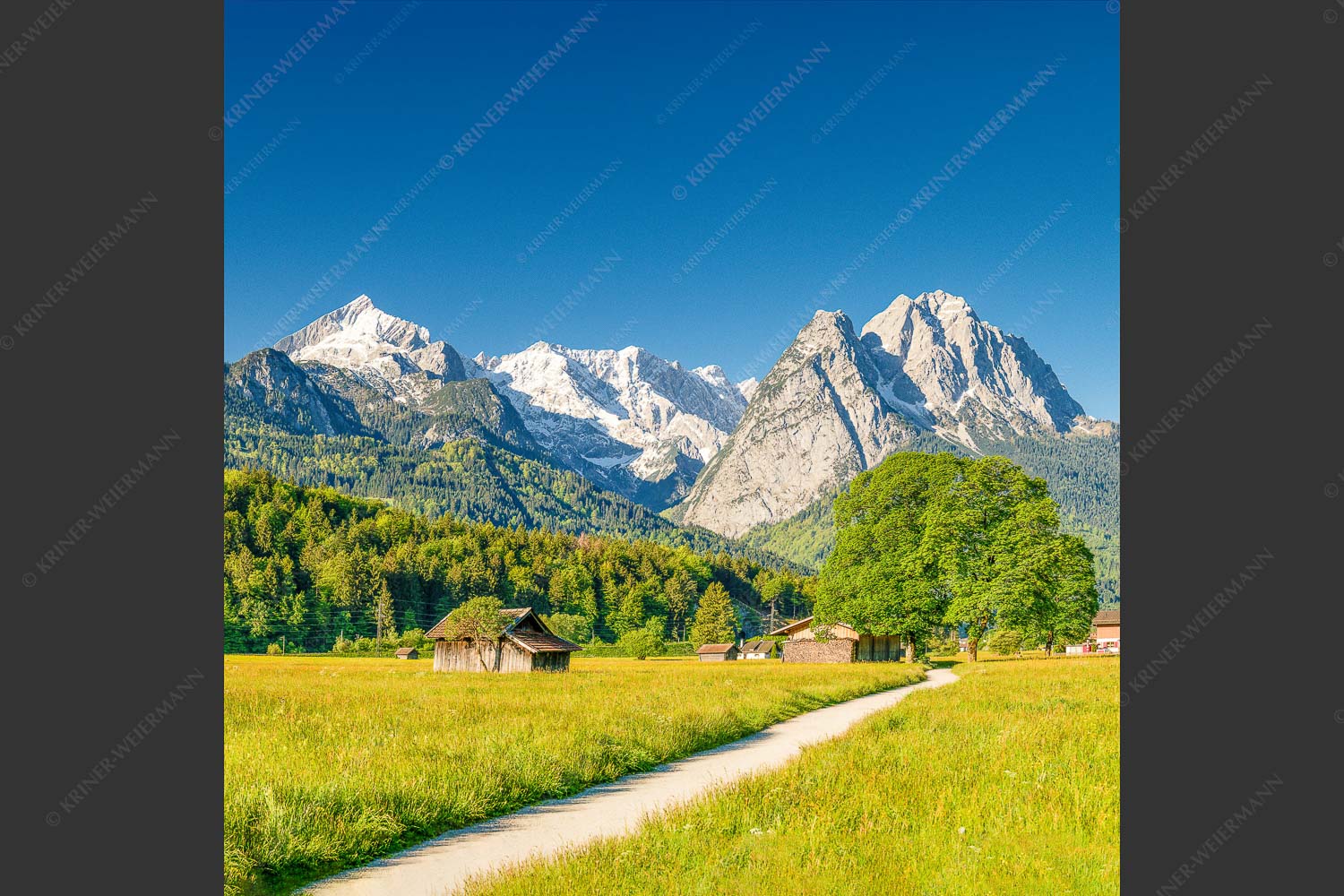 Blick über den Hammersbacherweg auf die Alpspitze und Waxensteine im Wettersteingebirge - Wahrzeichen 1:1  -- Garmisch-Partenkirchen mit Alpspitze - mehr Infos bei www.Kriner-Weiermann.de