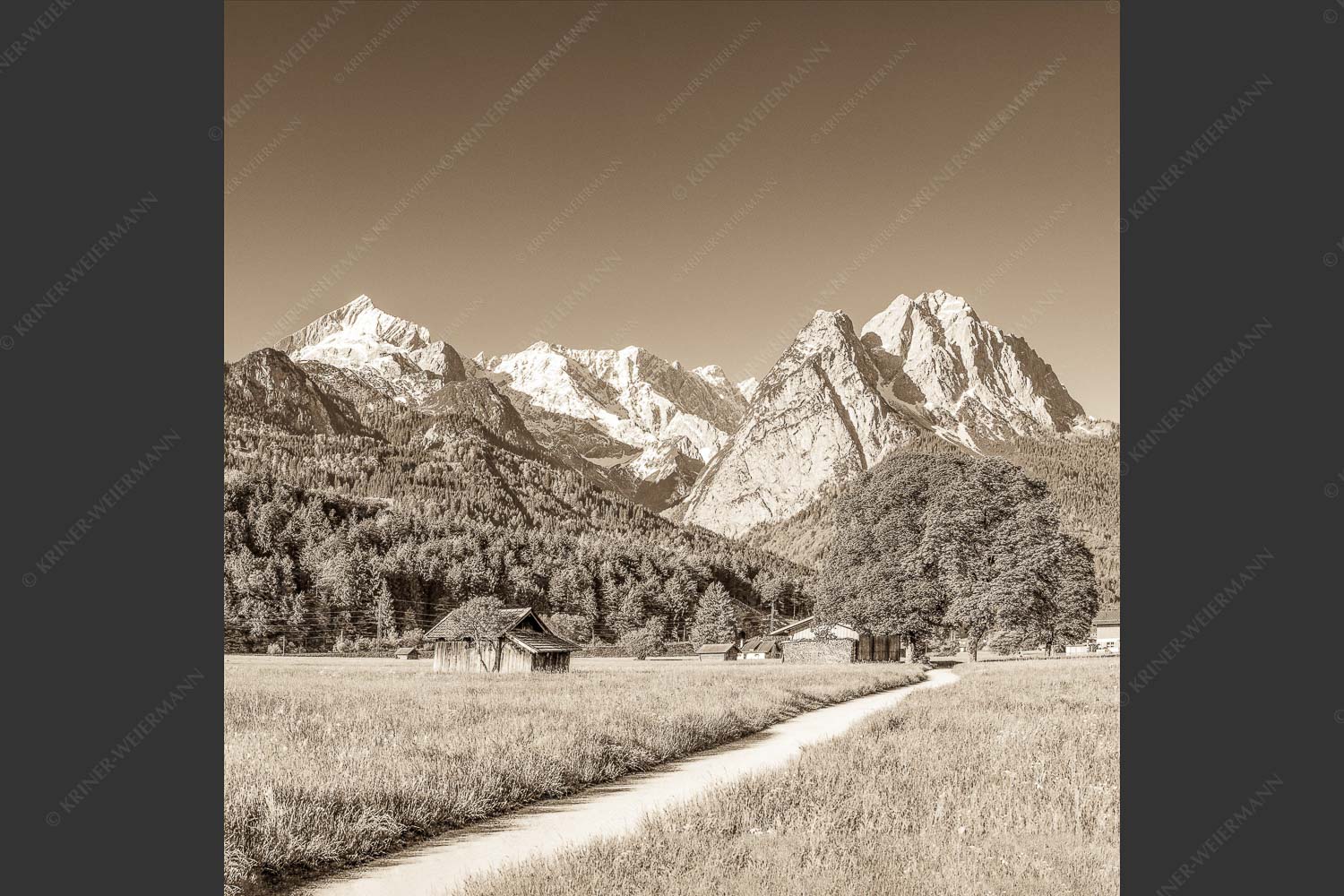 Blick über den Hammersbacherweg auf die Alpspitze und Waxensteine im Wettersteingebirge - Wahrzeichen 1:1 sepia -- Garmisch-Partenkirchen mit Alpspitze - mehr Infos bei www.Kriner-Weiermann.de