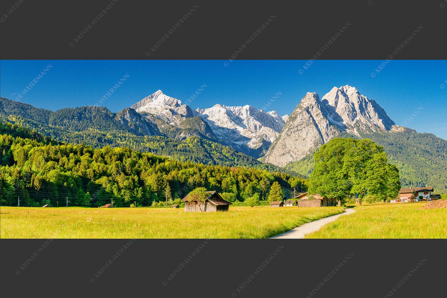 Blick über den Hammersbacherweg auf die Alpspitze und Waxensteine im Wettersteingebirge - Wahrzeichen 2,5:1  -- Garmisch-Partenkirchen mit Alpspitze - mehr Infos bei www.Kriner-Weiermann.de