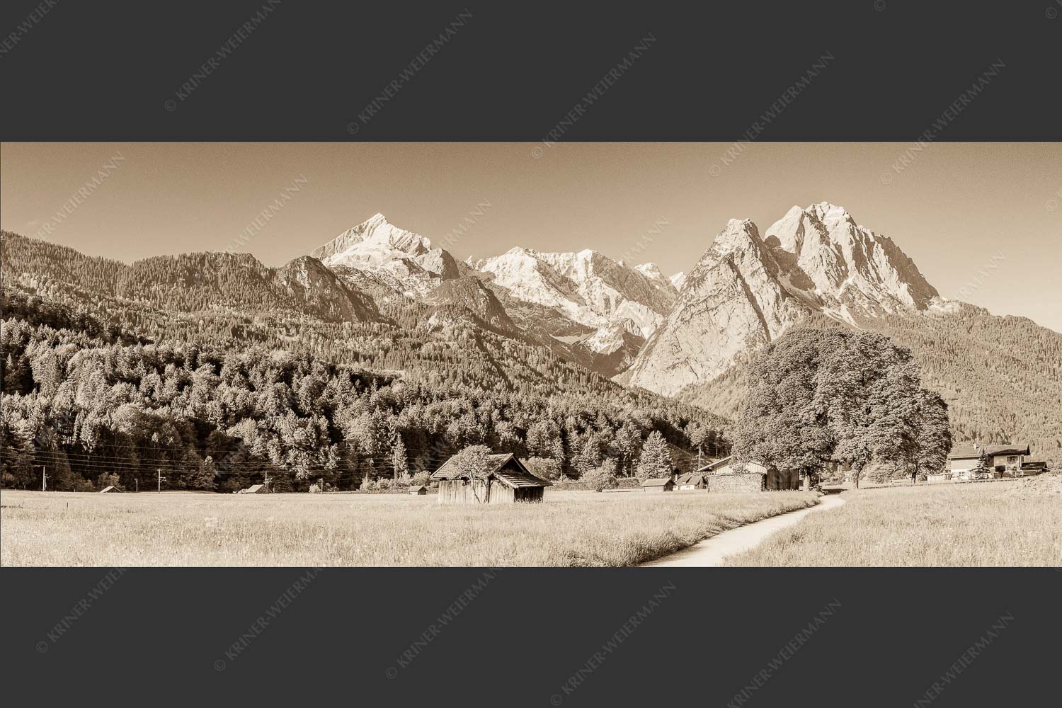 Blick über den Hammersbacherweg auf die Alpspitze und Waxensteine im Wettersteingebirge - Wahrzeichen 2,5:1 sepia -- Garmisch-Partenkirchen mit Alpspitze - mehr Infos bei www.Kriner-Weiermann.de