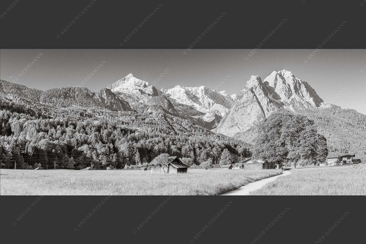 Blick über den Hammersbacherweg auf die Alpspitze und Waxensteine im Wettersteingebirge - Wahrzeichen 2,5:1 sw -- Garmisch-Partenkirchen mit Alpspitze - mehr Infos bei www.Kriner-Weiermann.de