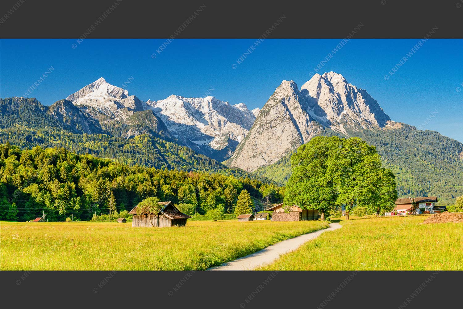 Blick über den Hammersbacherweg auf die Alpspitze und Waxensteine im Wettersteingebirge - Wahrzeichen 2:1  -- Garmisch-Partenkirchen mit Alpspitze - mehr Infos bei www.Kriner-Weiermann.de
