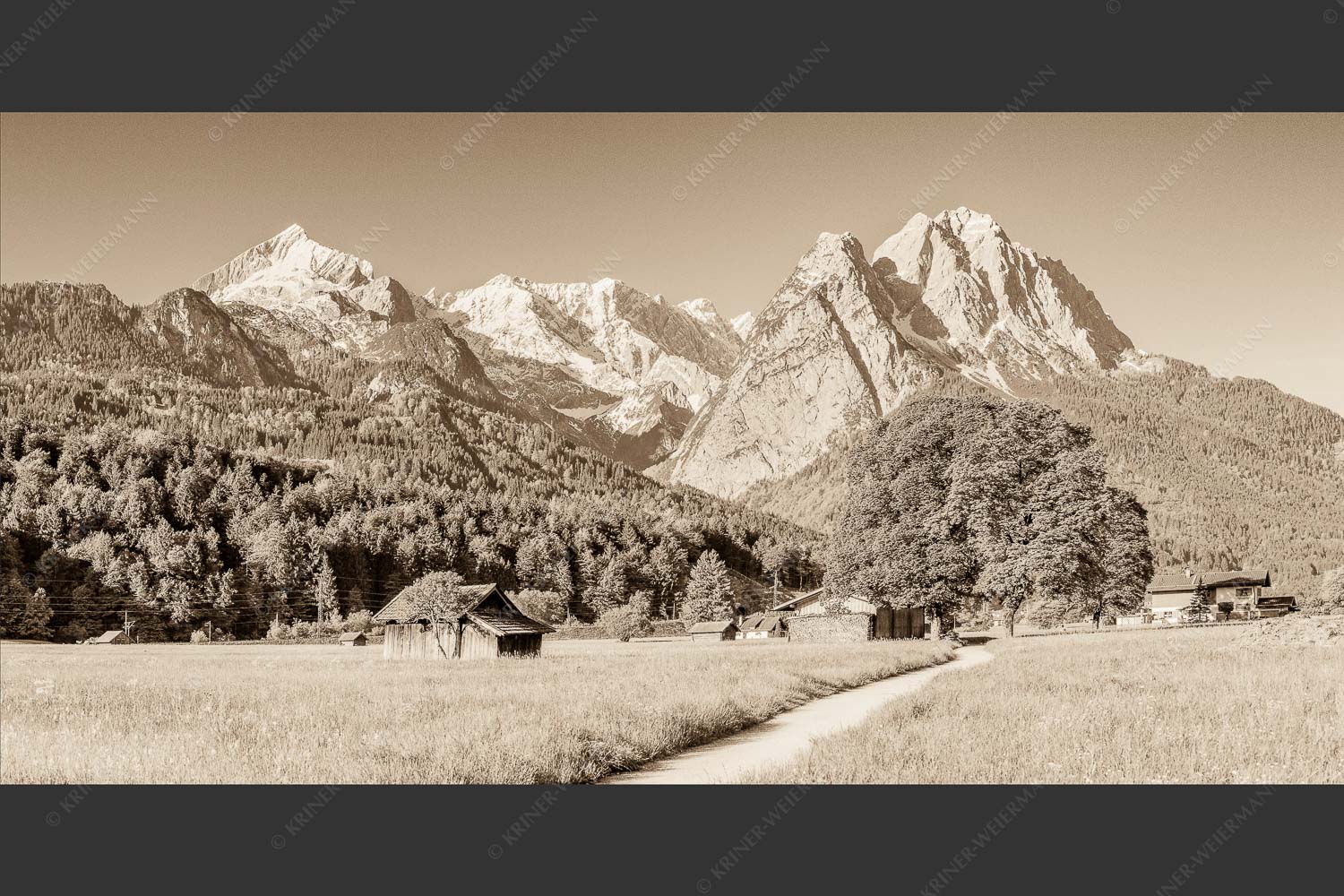 Blick über den Hammersbacherweg auf die Alpspitze und Waxensteine im Wettersteingebirge - Wahrzeichen 2:1 sepia -- Garmisch-Partenkirchen mit Alpspitze - mehr Infos bei www.Kriner-Weiermann.de