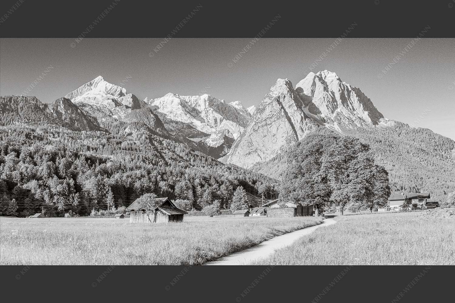 Blick über den Hammersbacherweg auf die Alpspitze und Waxensteine im Wettersteingebirge - Wahrzeichen 2:1 sw -- Garmisch-Partenkirchen mit Alpspitze - mehr Infos bei www.Kriner-Weiermann.de
