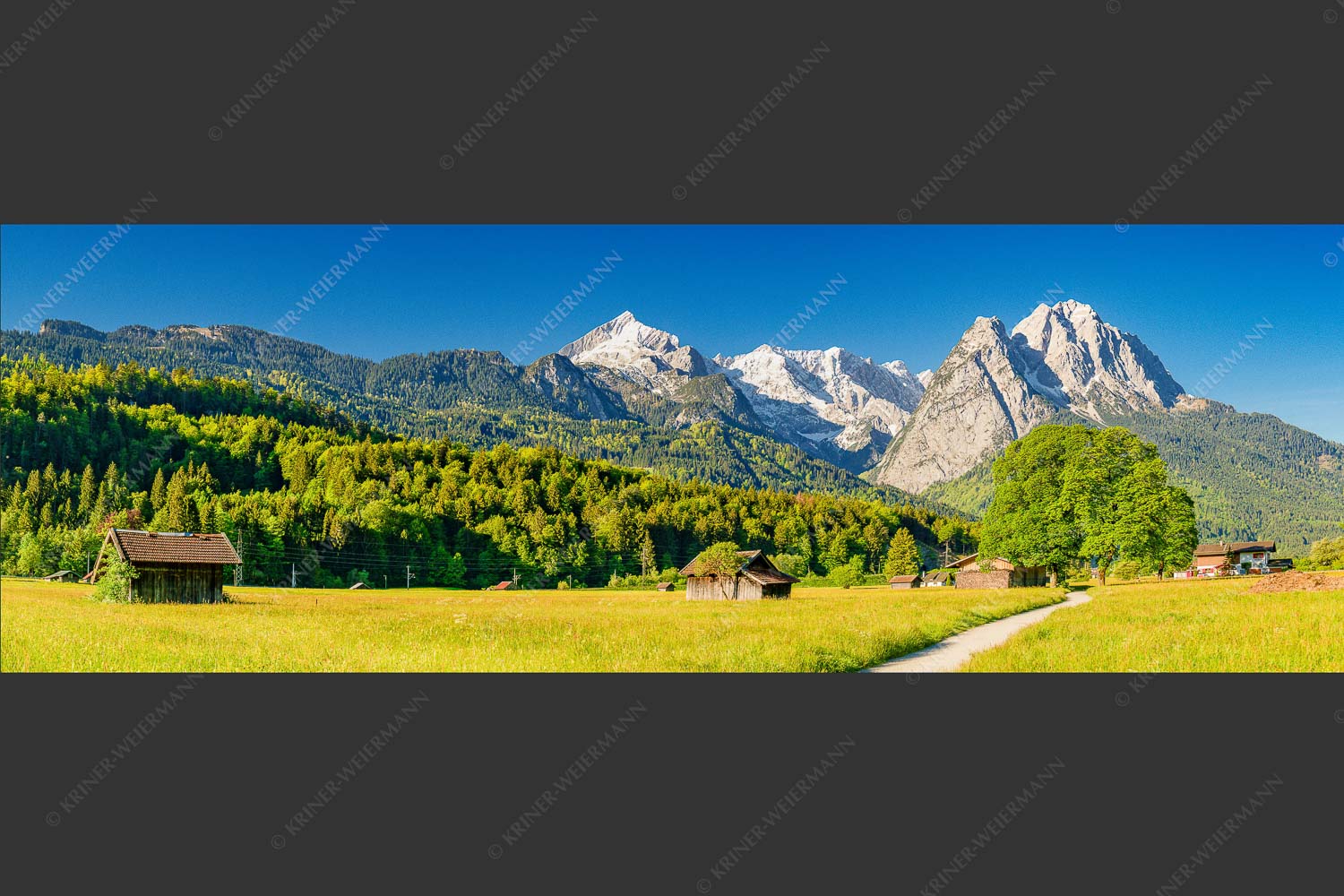 Blick über den Hammersbacherweg auf die Alpspitze und Waxensteine im Wettersteingebirge - Wahrzeichen 3:1  -- Garmisch-Partenkirchen mit Alpspitze - mehr Infos bei www.Kriner-Weiermann.de