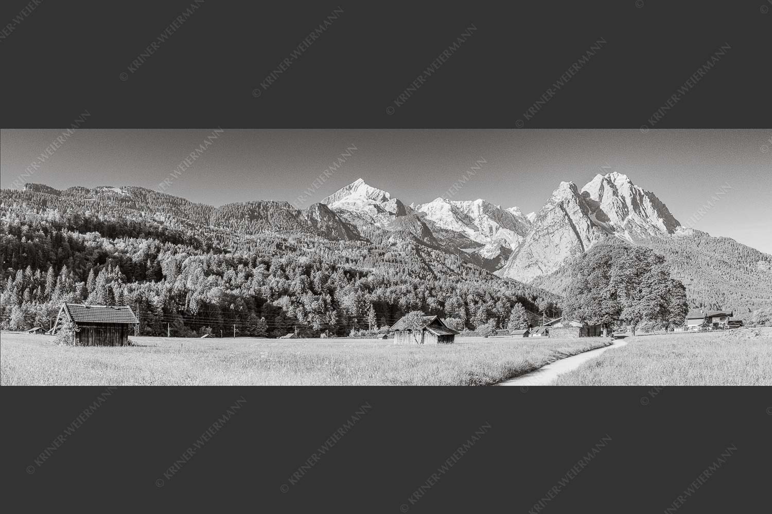 Blick über den Hammersbacherweg auf die Alpspitze und Waxensteine im Wettersteingebirge - Wahrzeichen 3:1 sw -- Garmisch-Partenkirchen mit Alpspitze - mehr Infos bei www.Kriner-Weiermann.de