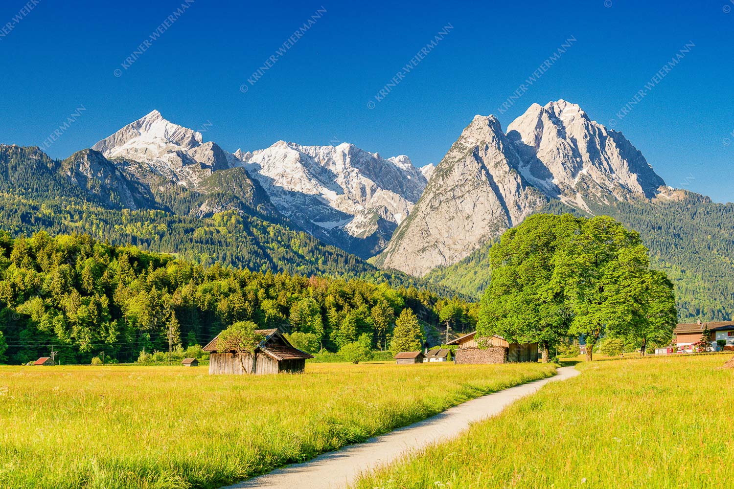 Blick über den Hammersbacherweg auf die Alpspitze und Waxensteine im Wettersteingebirge - Wahrzeichen 3:2  -- Garmisch-Partenkirchen mit Alpspitze - mehr Infos bei www.Kriner-Weiermann.de