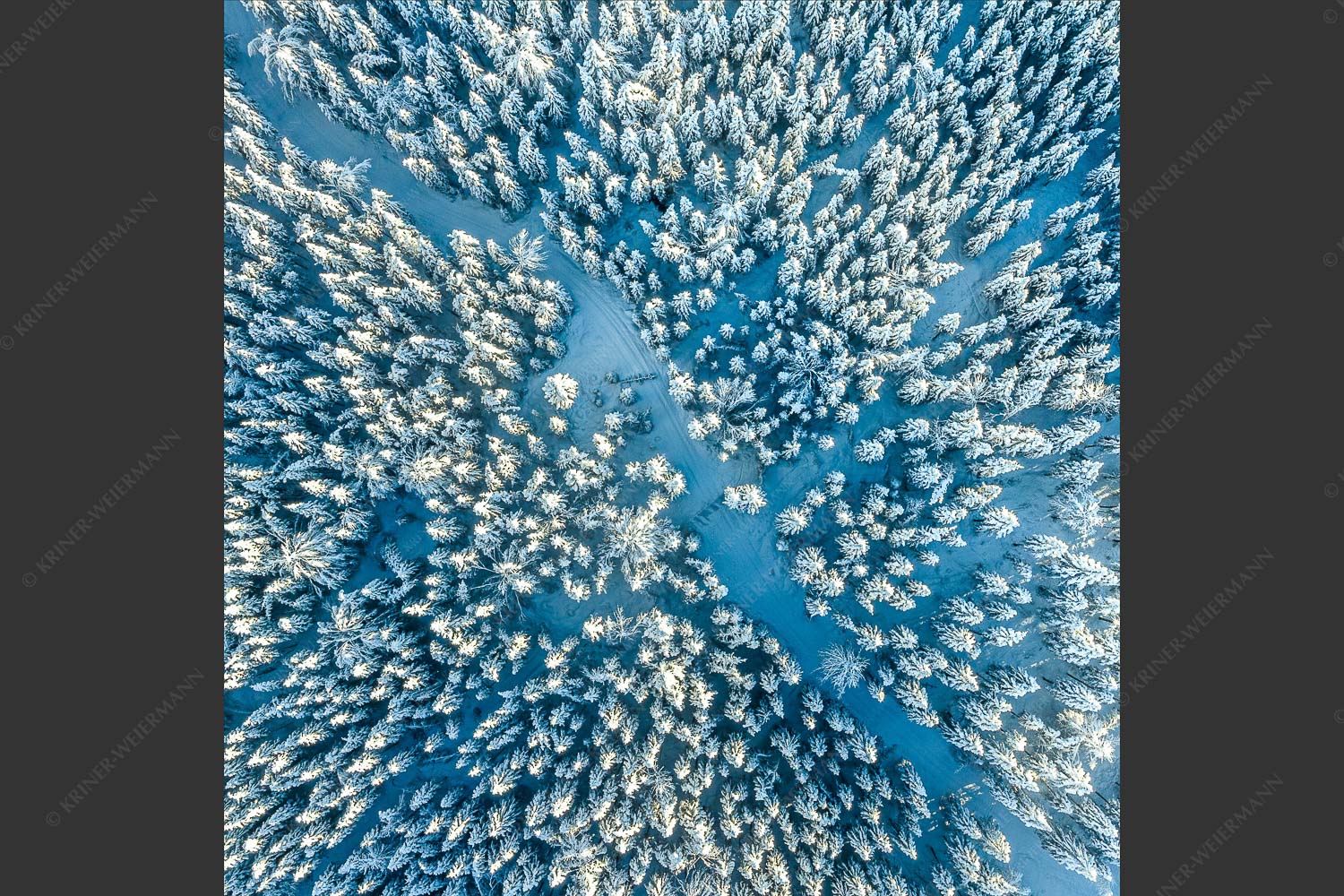 Blick auf Weg durch den stark verschneiten Wald bei Krün - Waldeinblicke 1:1  -- Winterwald von Oben Draufsicht - mehr Infos bei www.Kriner-Weiermann.de