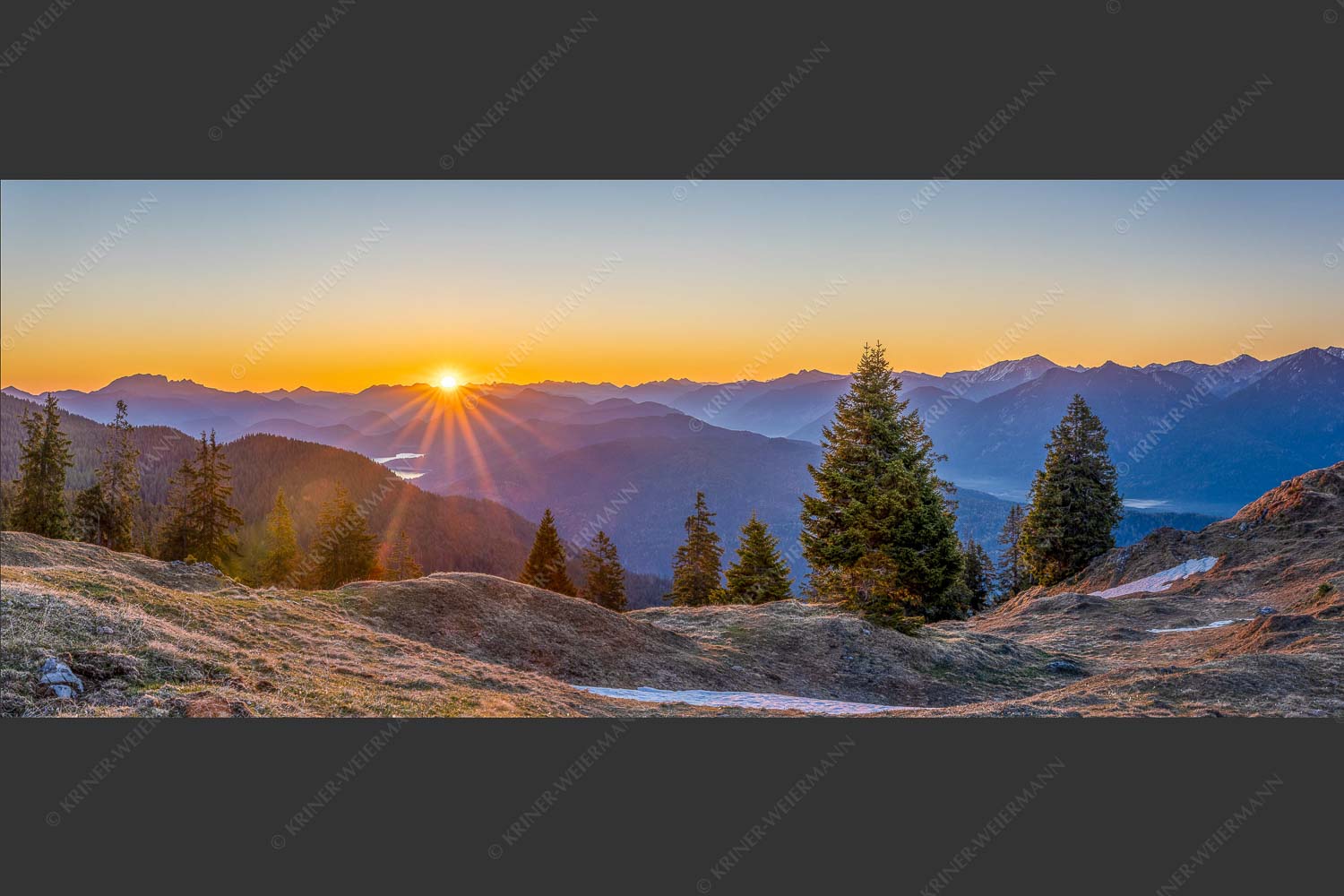 Morgenstimmung auf der Wallgauer Alm - Wallgauer Alm 2,5:1  -- Sonnenaufgang im Estergebirge - mehr Infos bei www.Kriner-Weiermann.de