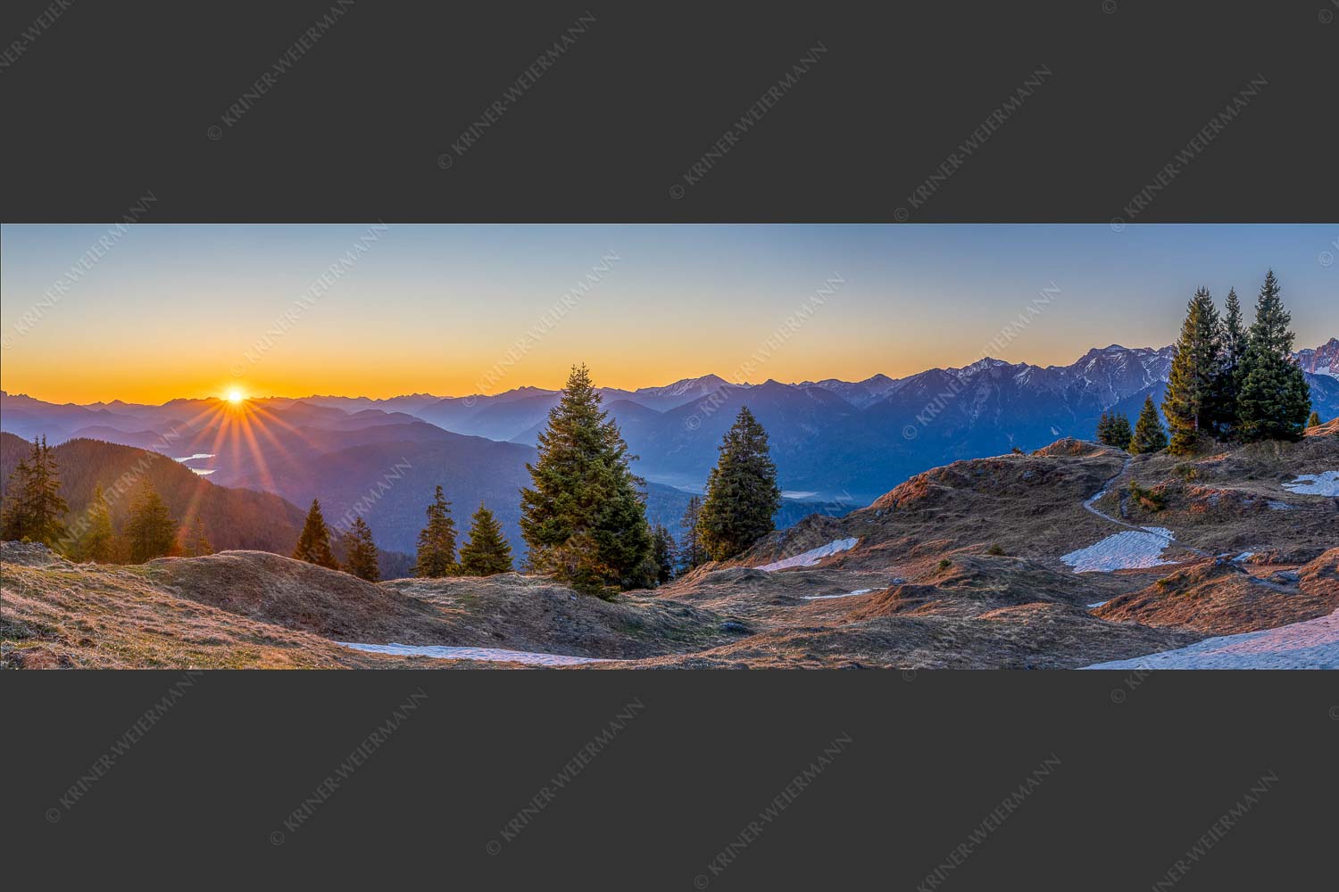 Morgenstimmung auf der Wallgauer Alm - Wallgauer Alm 3:1  -- Sonnenaufgang im Estergebirge - mehr Infos bei www.Kriner-Weiermann.de