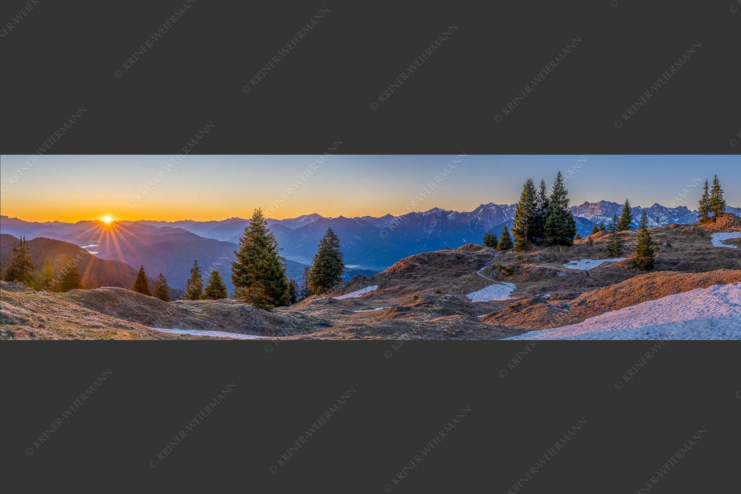 Morgenstimmung auf der Wallgauer Alm - Wallgauer Alm 4:1  -- Sonnenaufgang im Estergebirge - mehr Infos bei www.Kriner-Weiermann.de