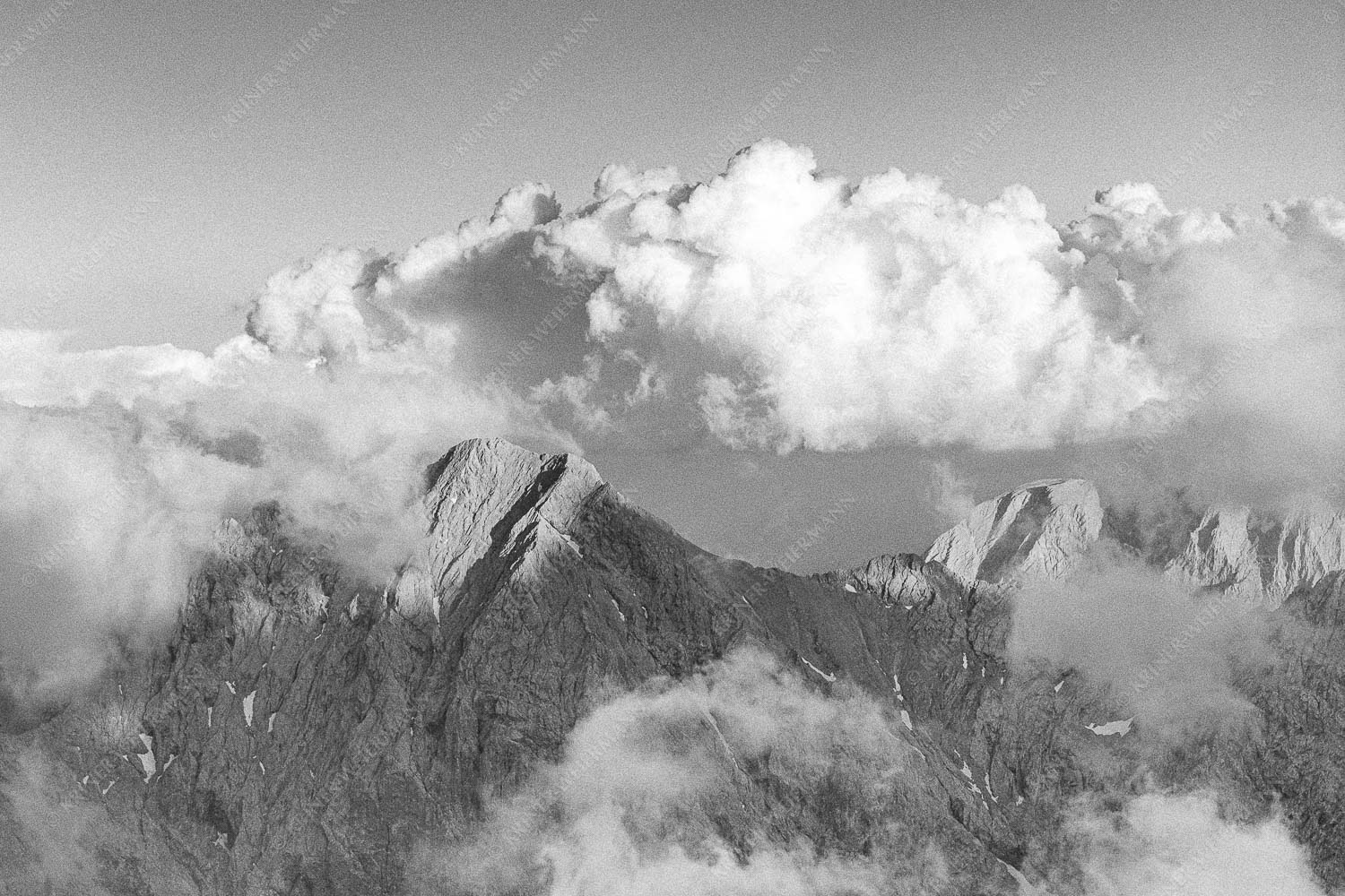 Blick vom Jubiläumsgrat zum Hochwanner im Wettersteingebirge - Wanner 3:2 sw -- Hochwanner im Wetterstein - mehr Infos bei www.Kriner-Weiermann.de