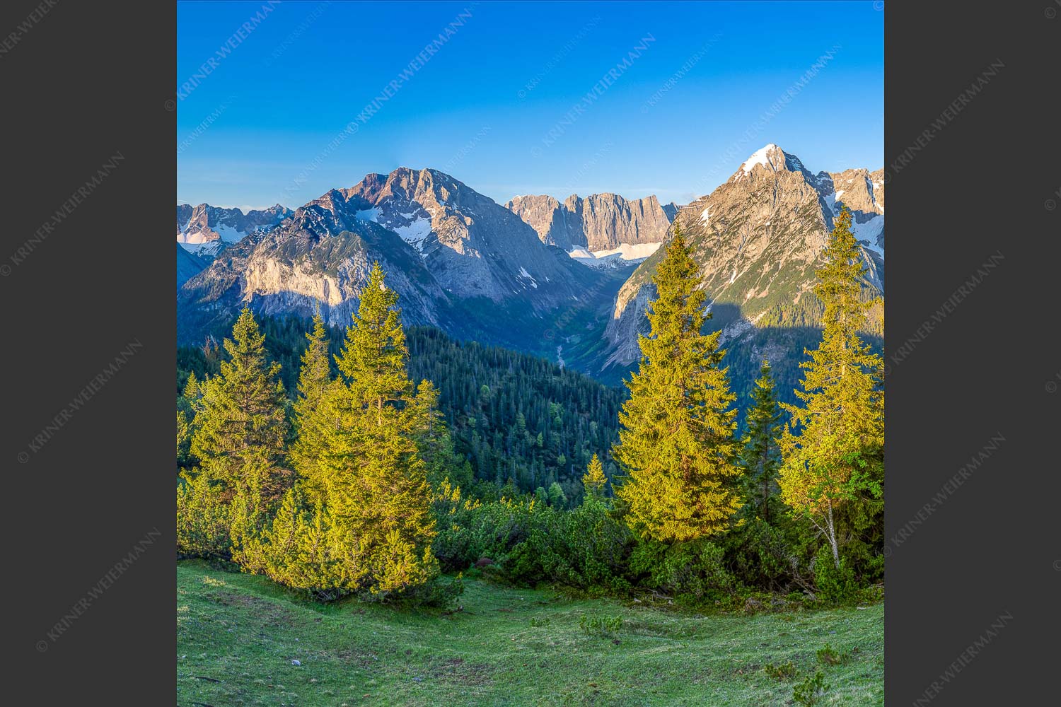 Blick durchs Laliderertal im Karwendelgebirge - Warmes Morgenlicht 1:1  -- Gamsjoch und Falken im Karwendel - mehr Infos bei www.Kriner-Weiermann.de