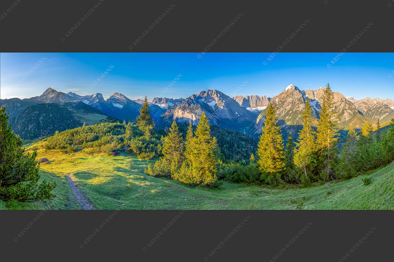 Blick durchs Laliderertal im Karwendelgebirge - Warmes Morgenlicht 2,5:1  -- Gamsjoch und Falken im Karwendel - mehr Infos bei www.Kriner-Weiermann.de