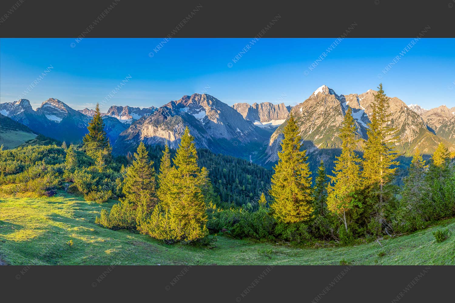 Blick durchs Laliderertal im Karwendelgebirge - Warmes Morgenlicht 2:1  -- Gamsjoch und Falken im Karwendel - mehr Infos bei www.Kriner-Weiermann.de