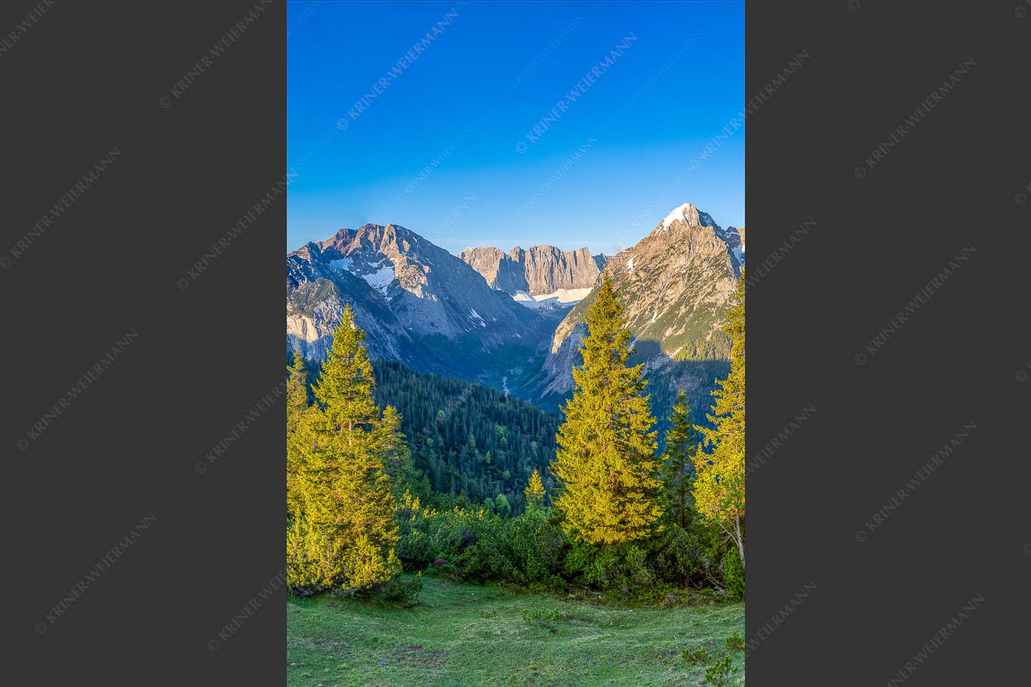 Blick durchs Laliderertal im Karwendelgebirge - Warmes Morgenlicht 2:3  -- Gamsjoch und Falken im Karwendel - mehr Infos bei www.Kriner-Weiermann.de