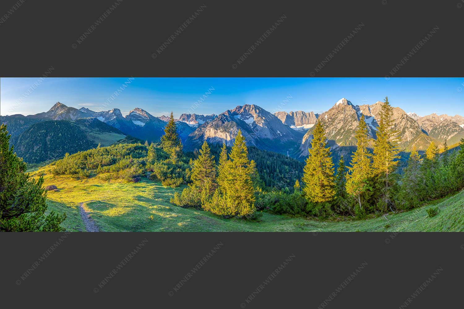 Blick durchs Laliderertal im Karwendelgebirge - Warmes Morgenlicht 3:1  -- Gamsjoch und Falken im Karwendel - mehr Infos bei www.Kriner-Weiermann.de