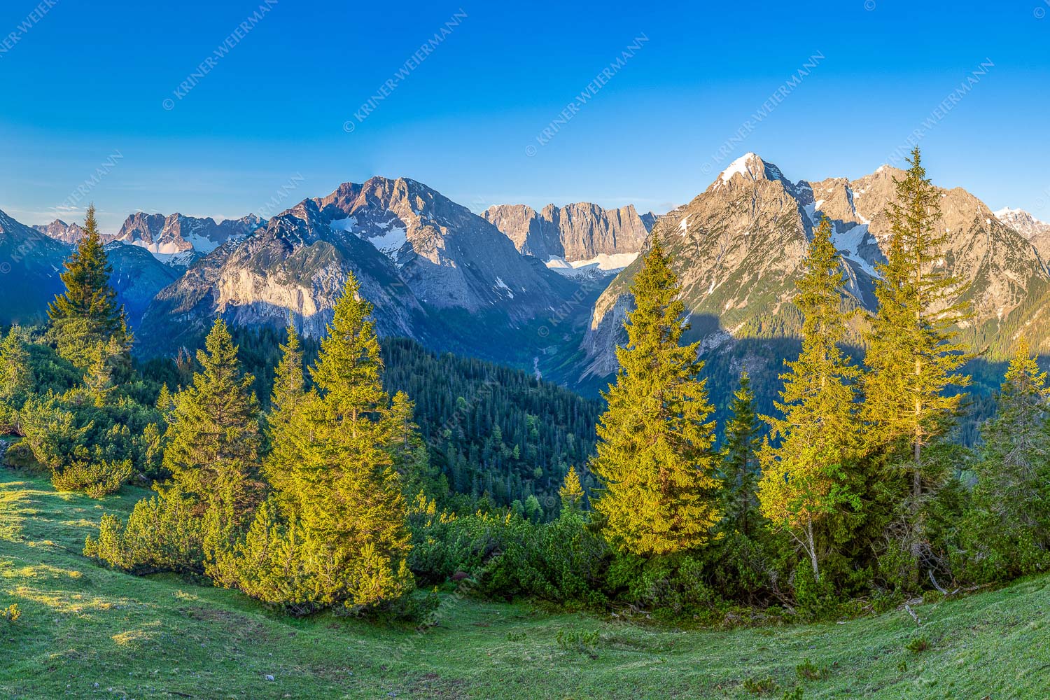 Blick durchs Laliderertal im Karwendelgebirge - Warmes Morgenlicht 3:2  -- Gamsjoch und Falken im Karwendel - mehr Infos bei www.Kriner-Weiermann.de