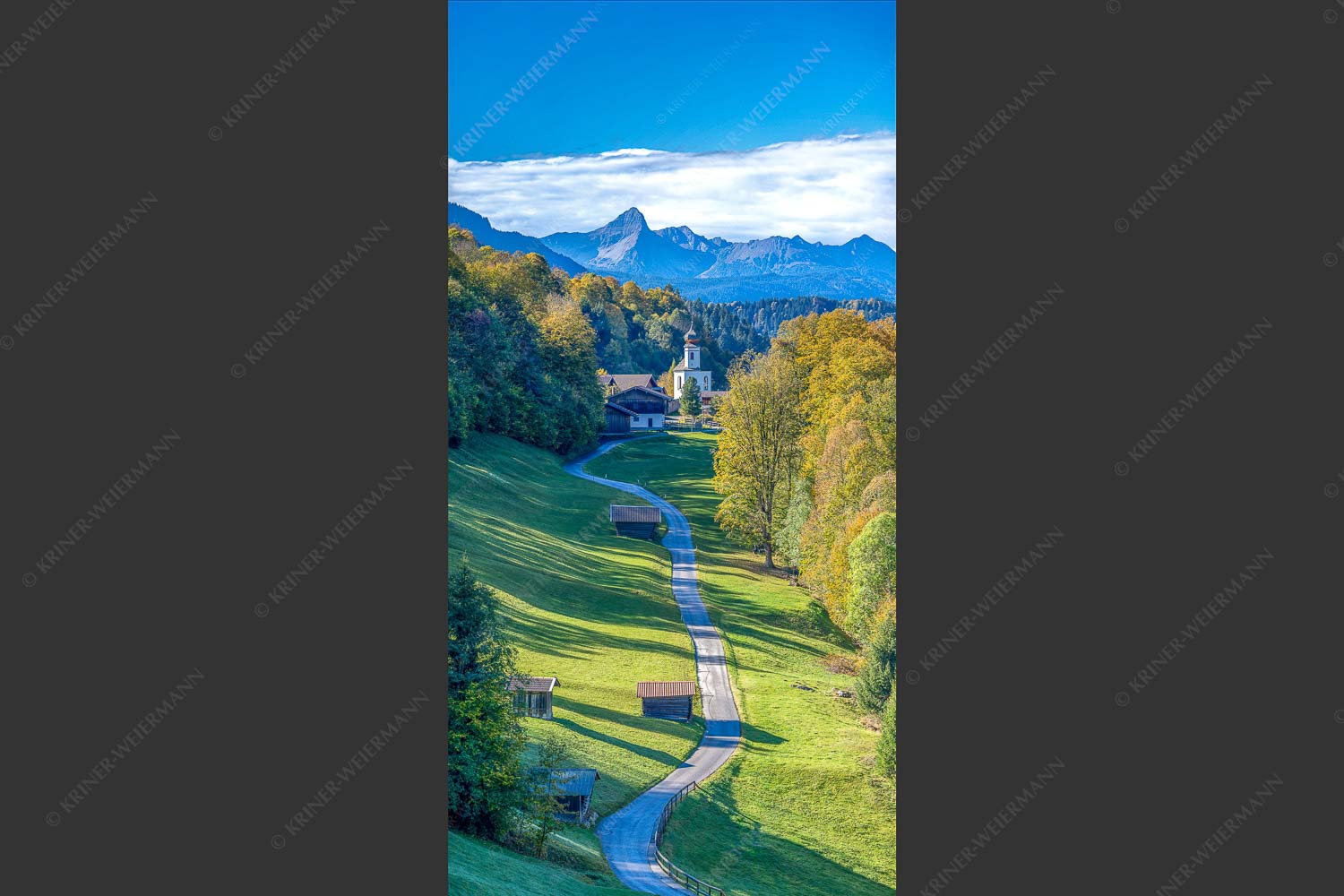 Blick über Straße nach Wamberg mit Kirche St. Anna und zum Daniel im Hintergrund - Weg zur Andacht 1:2  -- Wamberg mit Kirche - mehr Infos bei www.Kriner-Weiermann.de