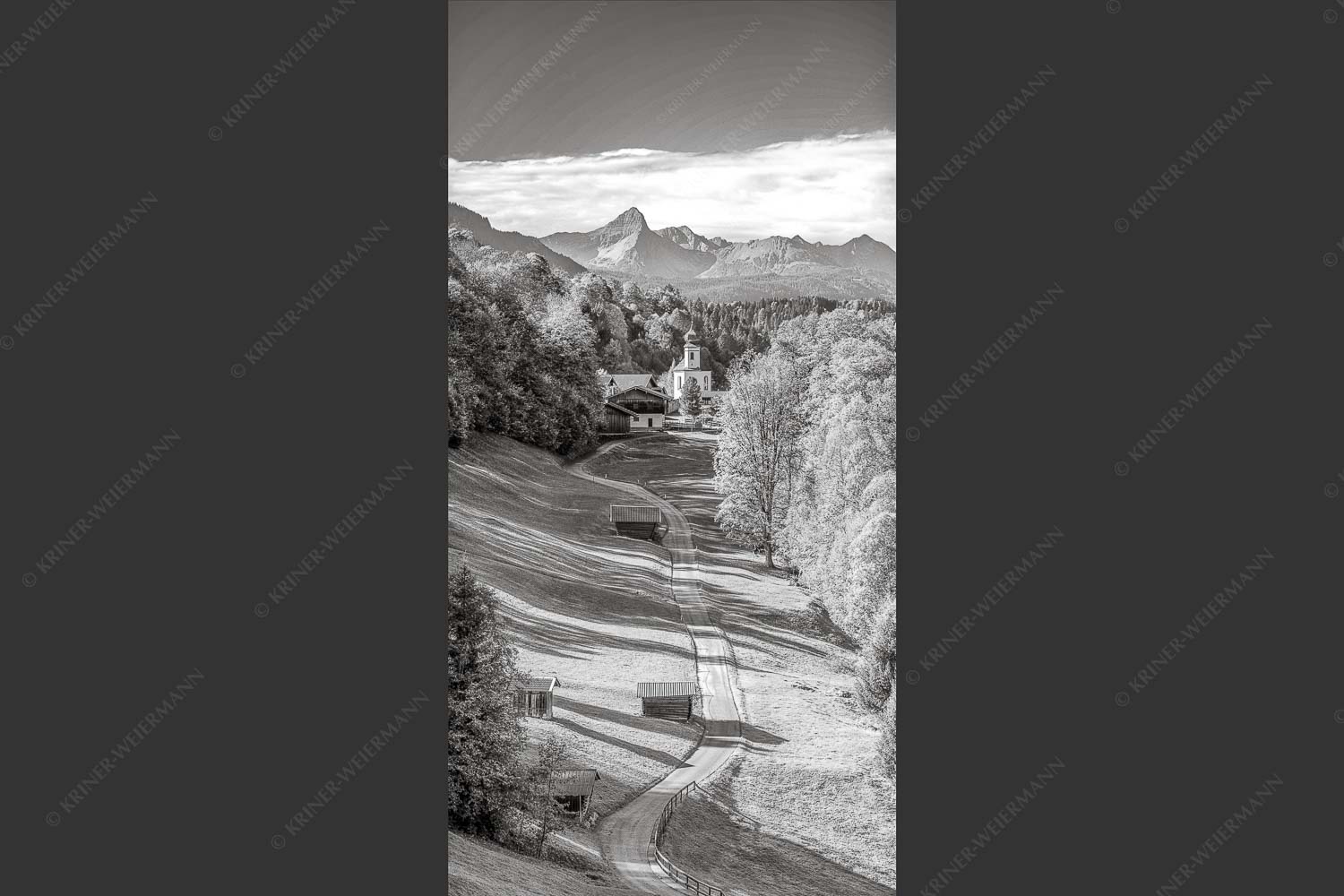 Blick über Straße nach Wamberg mit Kirche St. Anna und zum Daniel im Hintergrund - Weg zur Andacht 1:2 sw -- Wamberg mit Kirche - mehr Infos bei www.Kriner-Weiermann.de