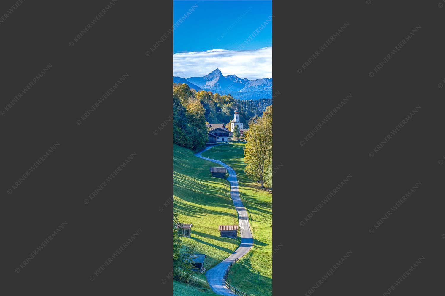 Blick über Straße nach Wamberg mit Kirche St. Anna und zum Daniel im Hintergrund - Weg zur Andacht 1:3  -- Wamberg mit Kirche - mehr Infos bei www.Kriner-Weiermann.de