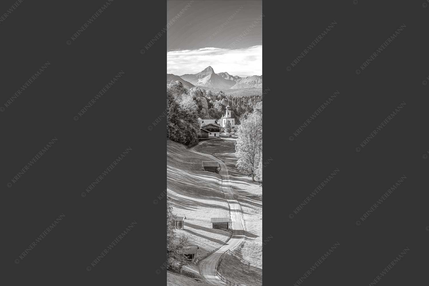 Blick über Straße nach Wamberg mit Kirche St. Anna und zum Daniel im Hintergrund - Weg zur Andacht 1:3 sw -- Wamberg mit Kirche - mehr Infos bei www.Kriner-Weiermann.de