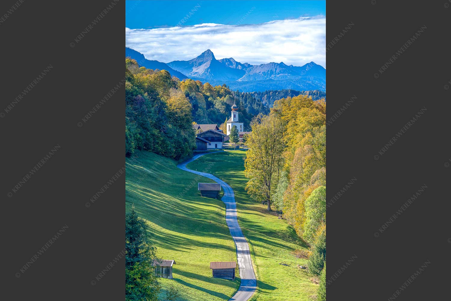 Blick über Straße nach Wamberg mit Kirche St. Anna und zum Daniel im Hintergrund - Weg zur Andacht 2:3  -- Wamberg mit Kirche - mehr Infos bei www.Kriner-Weiermann.de