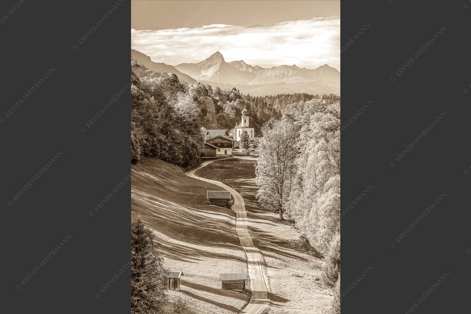 Blick über Straße nach Wamberg mit Kirche St. Anna und zum Daniel im Hintergrund - Weg zur Andacht 2:3 sepia -- Wamberg mit Kirche - mehr Infos bei www.Kriner-Weiermann.de