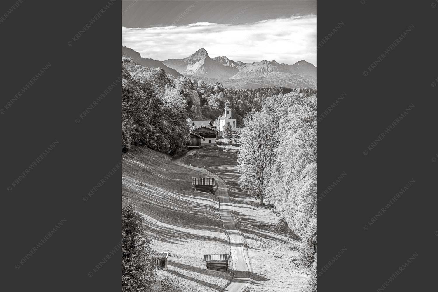 Blick über Straße nach Wamberg mit Kirche St. Anna und zum Daniel im Hintergrund - Weg zur Andacht 2:3 sw -- Wamberg mit Kirche - mehr Infos bei www.Kriner-Weiermann.de