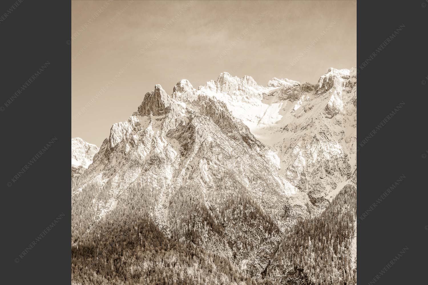 Blick auf das Karwendel mit der Viererspitze von Mittenwald - Wenig Schnee 1:1 sepia -- Karwendelblick von Mittenwald - mehr Infos bei www.Kriner-Weiermann.de