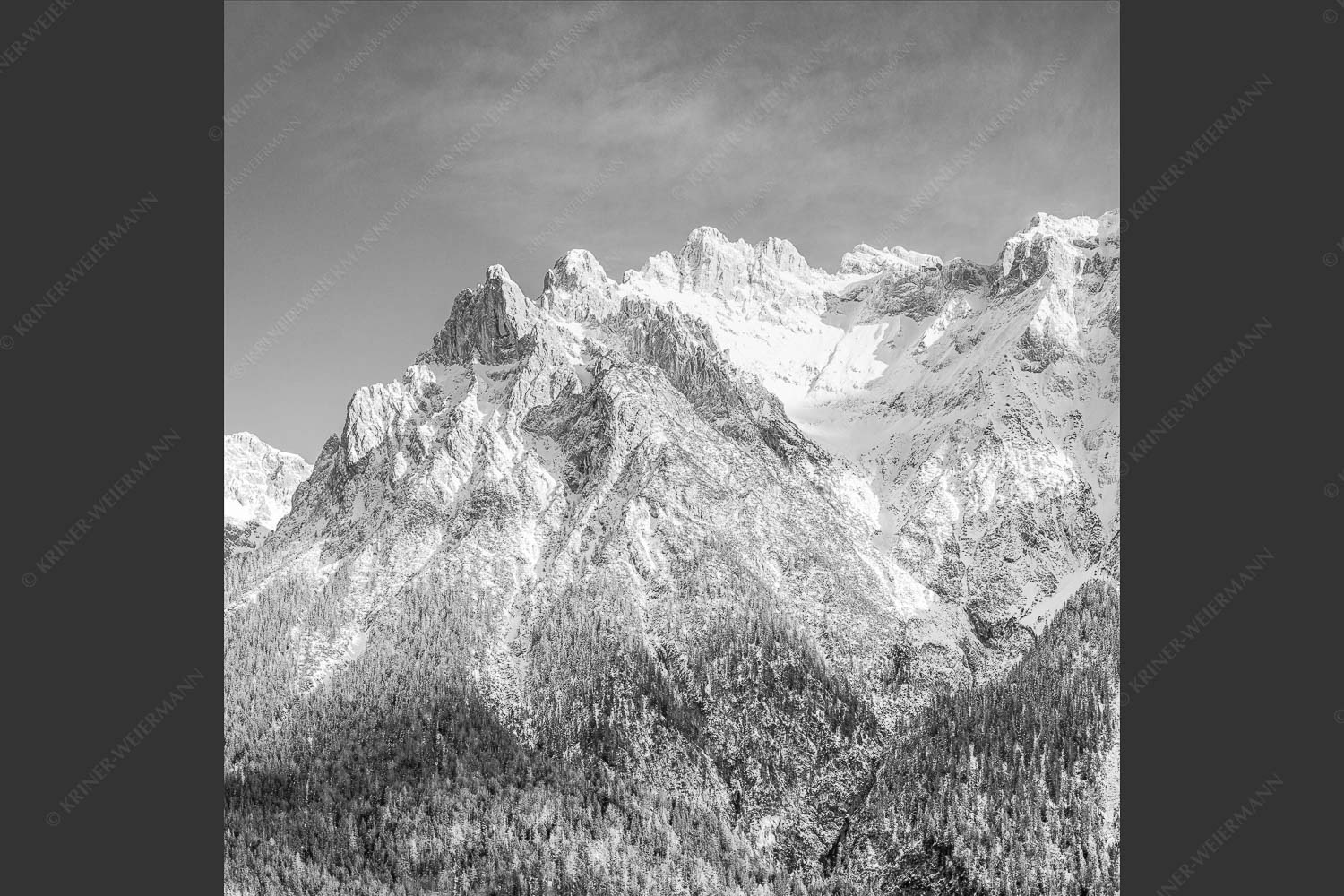 Blick auf das Karwendel mit der Viererspitze von Mittenwald - Wenig Schnee 1:1 sw -- Karwendelblick von Mittenwald - mehr Infos bei www.Kriner-Weiermann.de