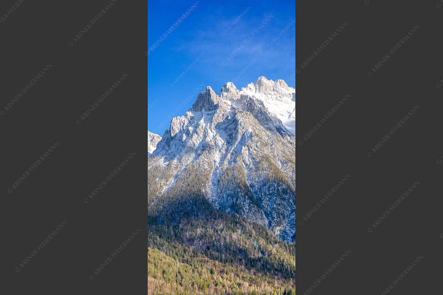Blick auf das Karwendel mit der Viererspitze von Mittenwald - Wenig Schnee 1:2  -- Karwendelblick von Mittenwald - mehr Infos bei www.Kriner-Weiermann.de