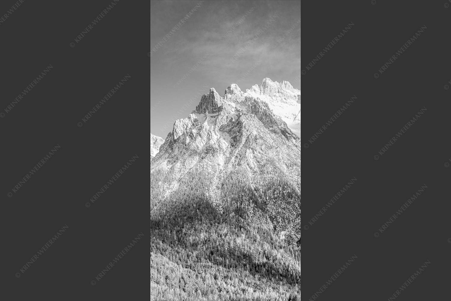 Blick auf das Karwendel mit der Viererspitze von Mittenwald - Wenig Schnee 1:2 sw -- Karwendelblick von Mittenwald - mehr Infos bei www.Kriner-Weiermann.de