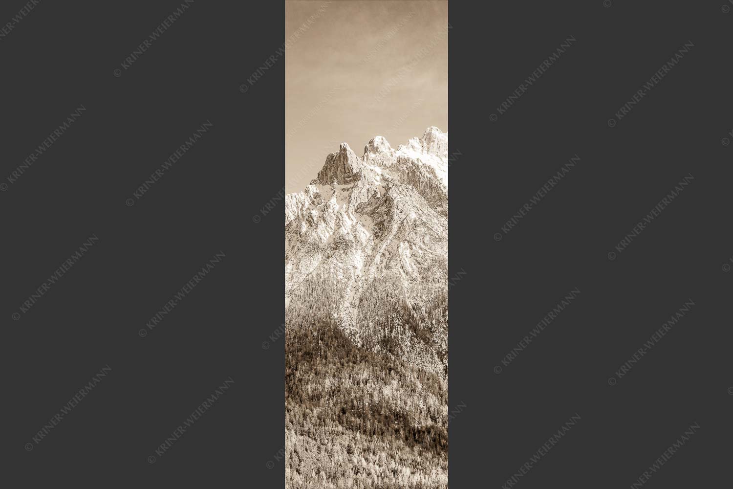 Blick auf das Karwendel mit der Viererspitze von Mittenwald - Wenig Schnee 1:3 sepia -- Karwendelblick von Mittenwald - mehr Infos bei www.Kriner-Weiermann.de